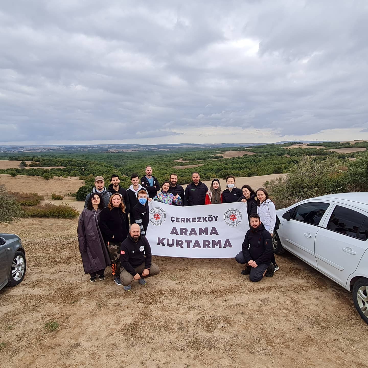 Arama kurtarma gönüllüleri sahadaki çalışma görüntüsü